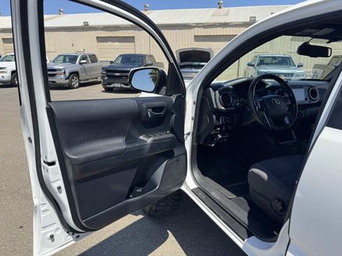 Used 2016 Toyota Tacoma TRD Off-Road AWD/4WD image 22