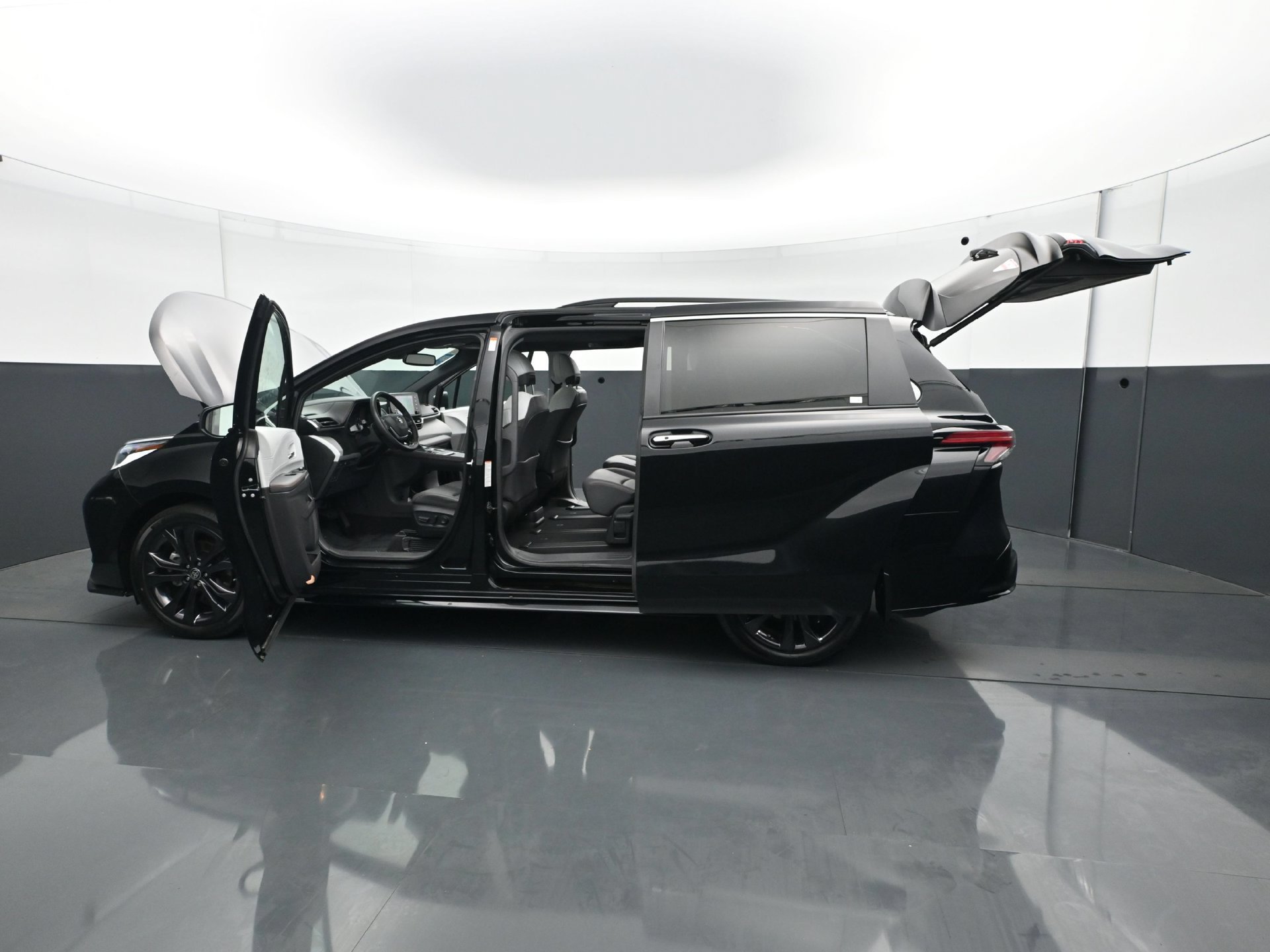 Used 2022 Toyota Sienna XSE FWD image 31