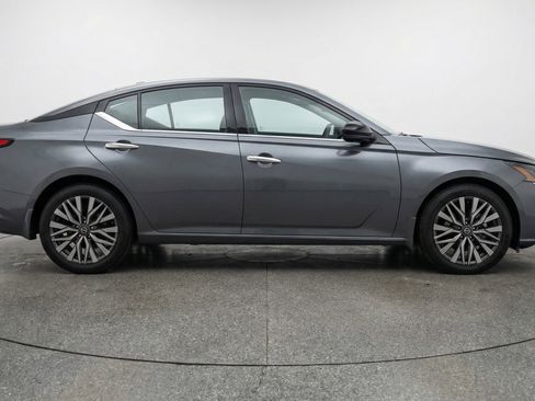 Used 2025 Nissan Altima 2.5 SV FWD image 11