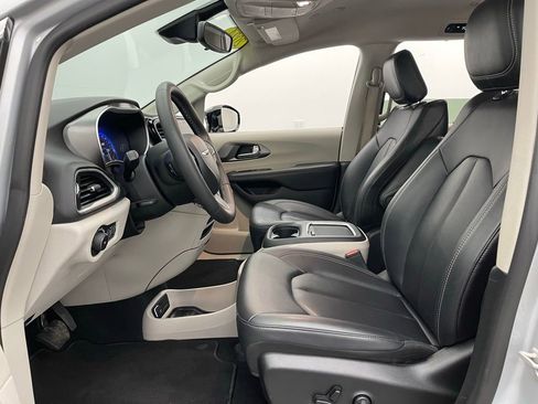 Used 2024 Chrysler Pacifica Touring-L FWD image 18
