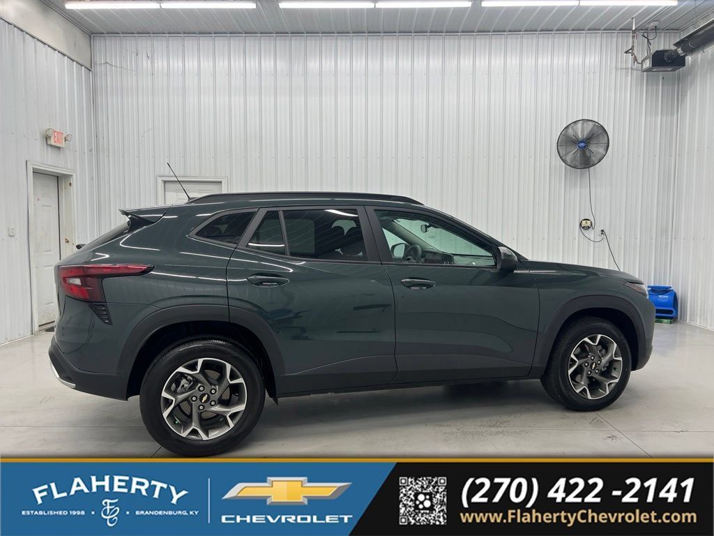 Used 2025 Chevrolet Trax LT FWD image 2