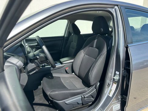 Used 2024 Nissan Sentra SV FWD image 11