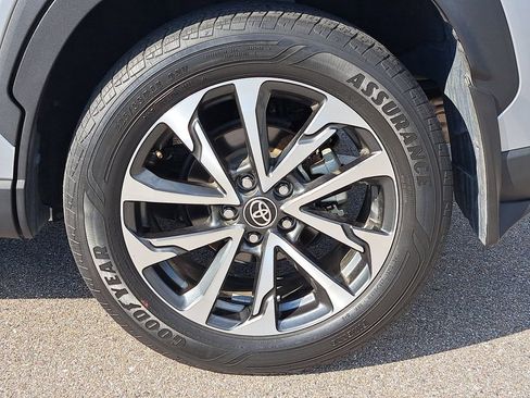 Certified 2022 Toyota Corolla Cross XLE image 4