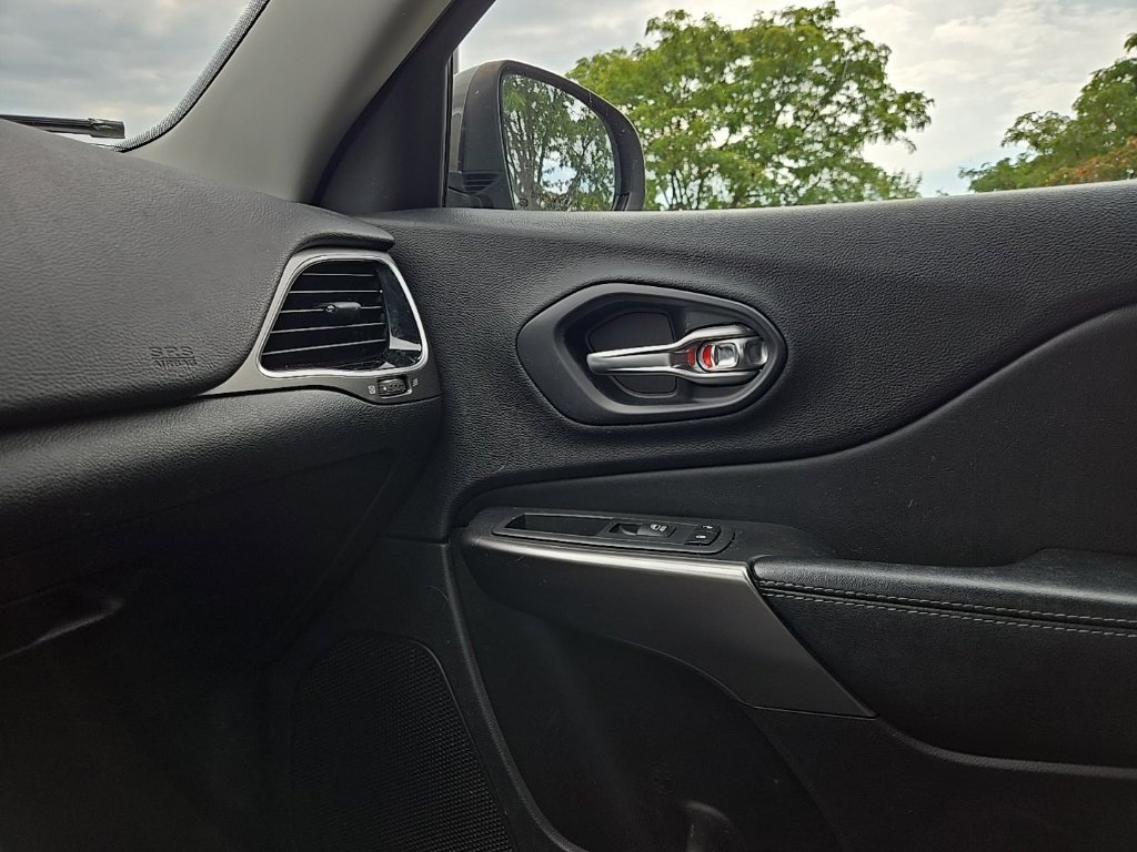 Used 2019 Jeep Cherokee Limited AWD/4WD image 29