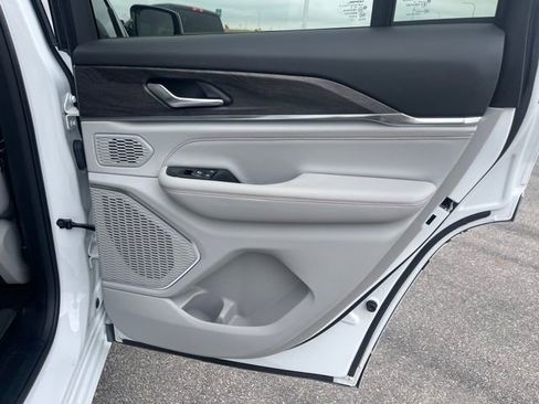 Used 2023 Jeep Grand Cherokee Overland image 15