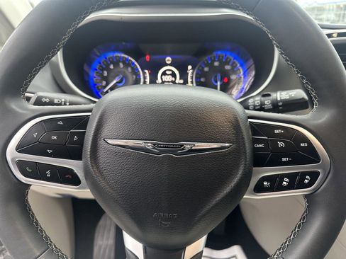 Used 2024 Chrysler Pacifica Touring-L image 12