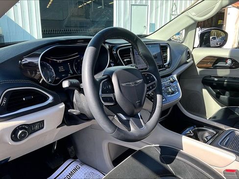 Used 2023 Chrysler Pacifica Limited image 17