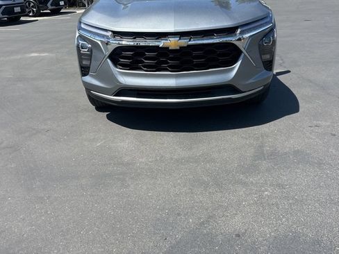 Used 2025 Chevrolet Trax LT w/ LT Convenience Package FWD image 4