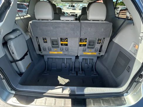Used 2011 Toyota Sienna XLE FWD image 24