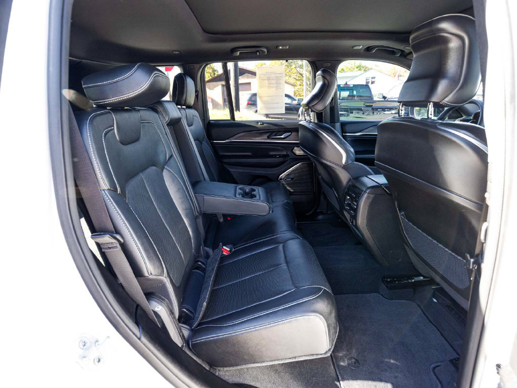 Used 2023 Jeep Grand Cherokee Overland w/ Luxury Tech Group IV AWD/4WD image 29