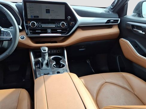 Used 2024 Toyota Highlander Platinum image 15