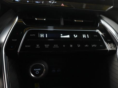 Used 2023 Toyota Venza XLE image 20