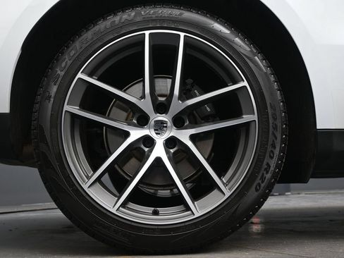 Used 2025 Porsche Macan AWD/4WD image 8