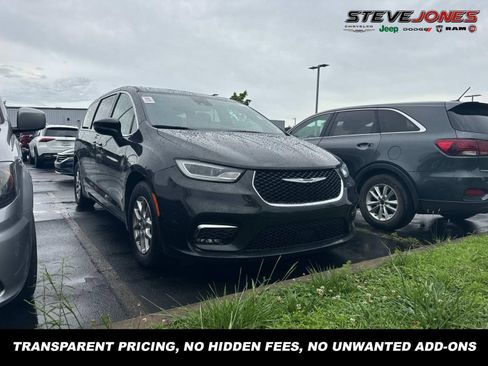 Used 2023 Chrysler Pacifica Touring FWD image 1