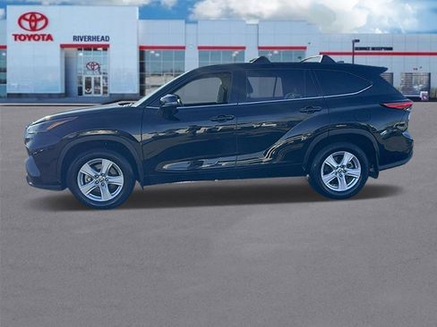 Used 2022 Toyota Highlander LE image 3