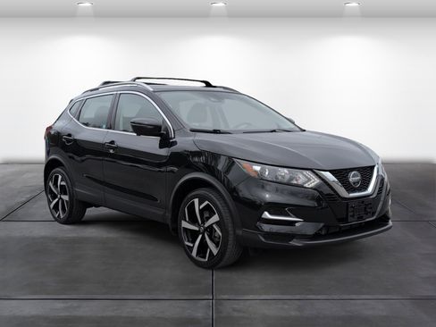 Used 2022 Nissan Rogue Sport SL image 2