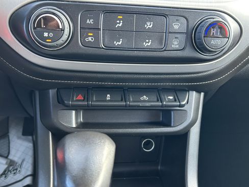 Used 2022 GMC Canyon Elevation image 32