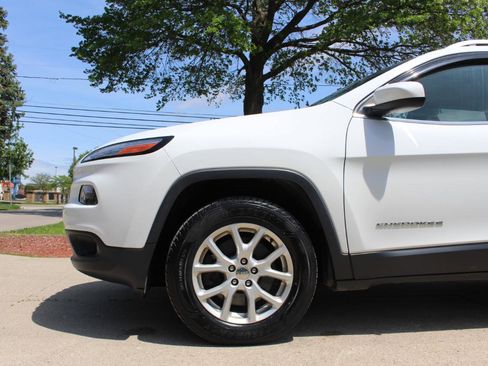 Used 2017 Jeep Cherokee Latitude w/ Cold Weather Group AWD/4WD image 43
