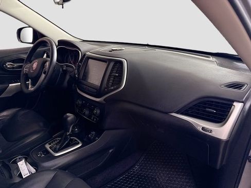 Used 2018 Jeep Cherokee Latitude Plus w/ Cold Weather Group image 28