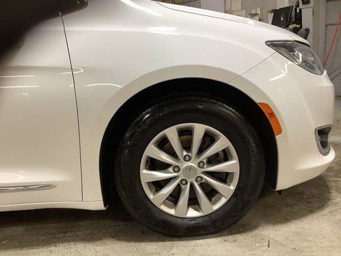 Used 2019 Chrysler Pacifica Touring-L image 13