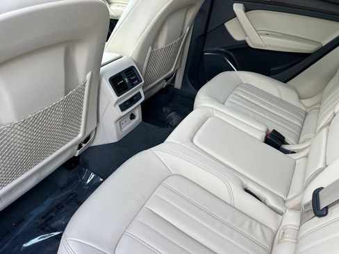 Used 2023 Audi Q5 Premium w/ Convenience Package image 12