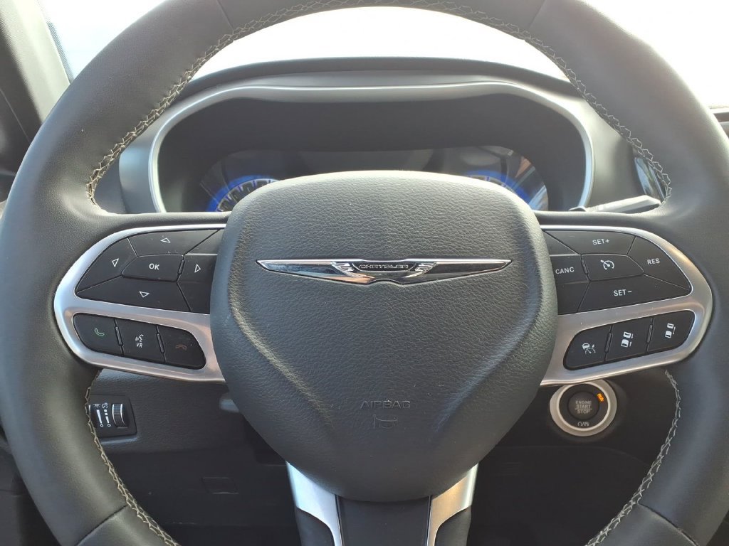 Used 2025 Chrysler Pacifica Select FWD image 18