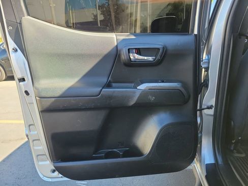 Used 2022 Toyota Tacoma TRD Off-Road image 12