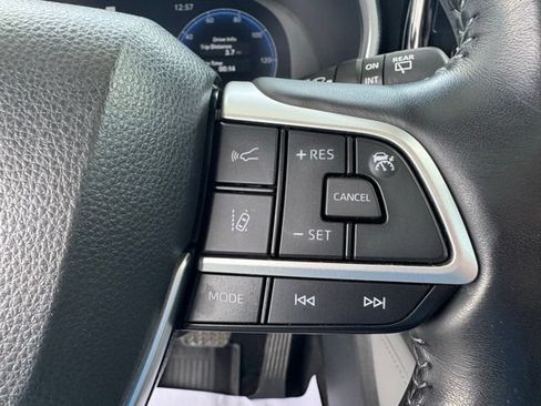 Used 2023 Toyota Highlander Limited AWD/4WD image 16