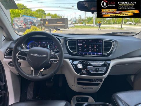 Used 2023 Chrysler Pacifica Touring-L FWD image 41