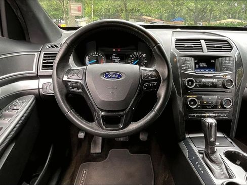 Used 2017 Ford Explorer XLT FWD image 8