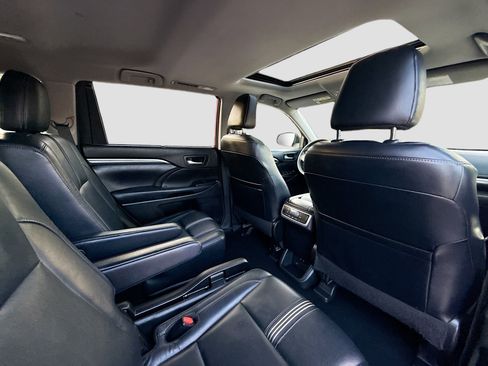 Used 2018 Toyota Highlander SE image 32