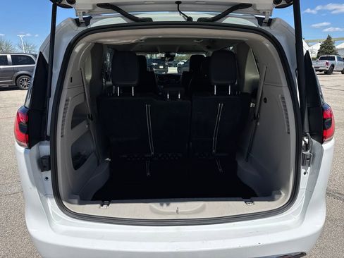Used 2022 Chrysler Pacifica Touring-L image 33