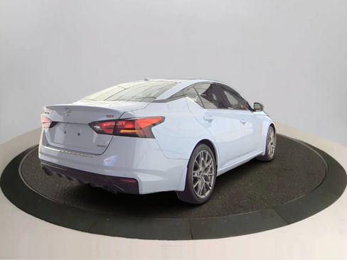 Used 2023 Nissan Altima 2.0 SR FWD image 2