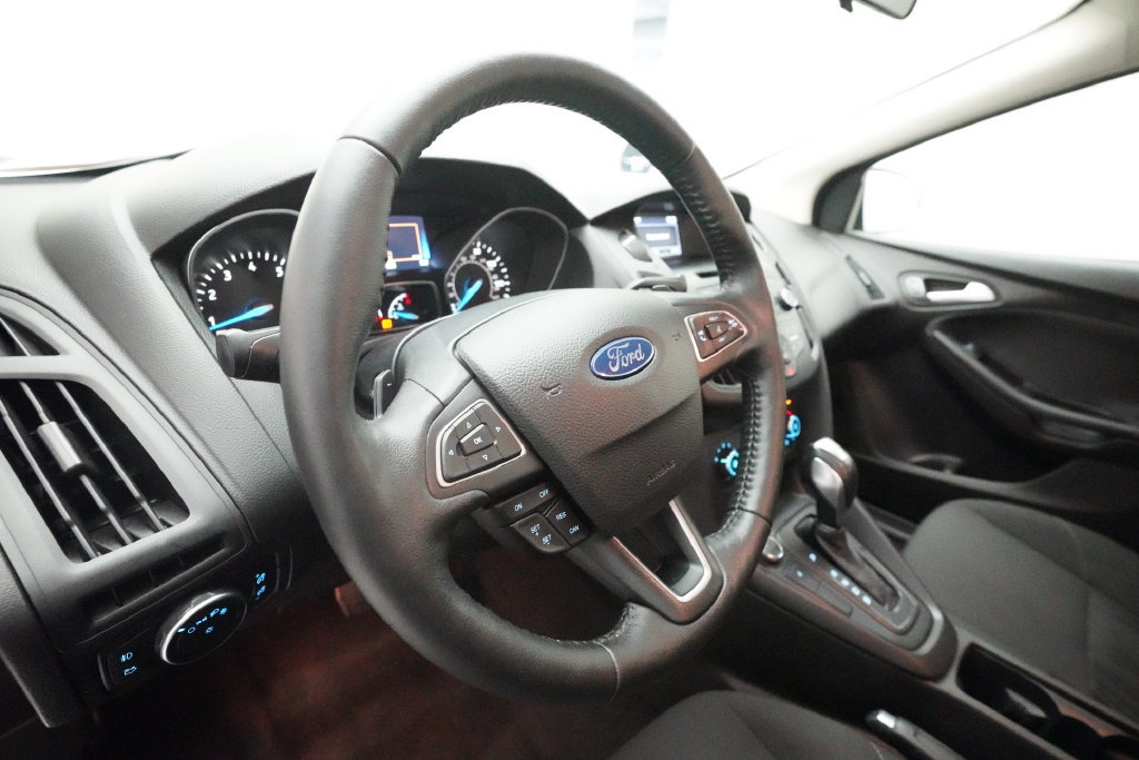 Used 2016 Ford Focus SE w/ SE Sport Package FWD image 6