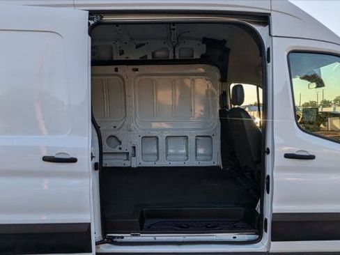 Used 2022 Ford E-Transit 148 High Roof Extended image 17