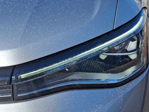 Used 2025 Volkswagen Taos SE w/ Panoramic Sunroof Package image 9