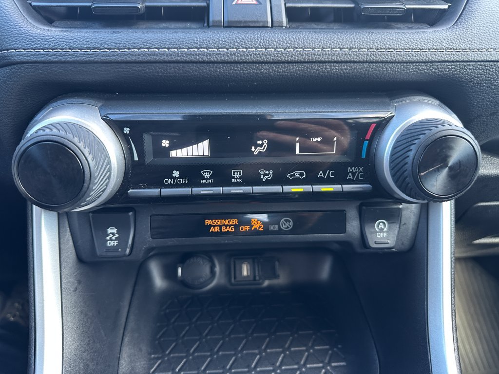 Used 2021 Toyota RAV4 LE AWD/4WD image 18