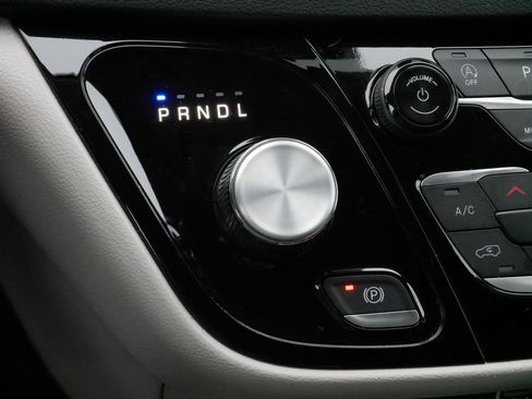 Used 2024 Chrysler Pacifica Touring-L image 24