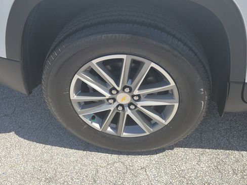 Used 2023 Chevrolet Traverse LT image 9