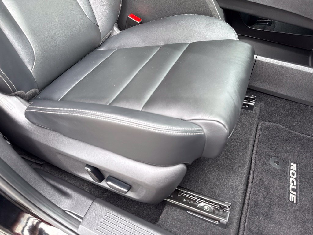 Certified 2025 Nissan Rogue SL FWD image 44