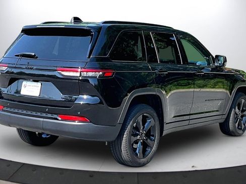 Used 2023 Jeep Grand Cherokee Limited w/ Black Appearance Package AWD/4WD image 9