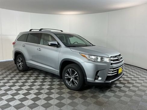 Used 2017 Toyota Highlander Plus AWD/4WD image 3