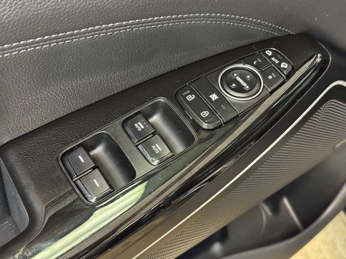 Used 2019 Kia Cadenza Technology image 9