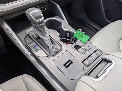 Used 2021 Toyota Highlander XLE image 18