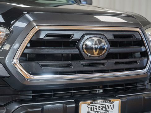 Used 2018 Toyota Tacoma SR5 AWD/4WD image 12