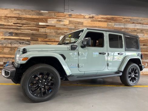 Used 2023 Jeep Wrangler Unlimited Sahara AWD/4WD image 11