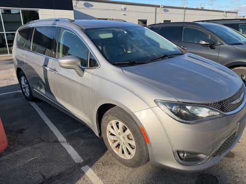 Used 2018 Chrysler Pacifica Touring-L image 2