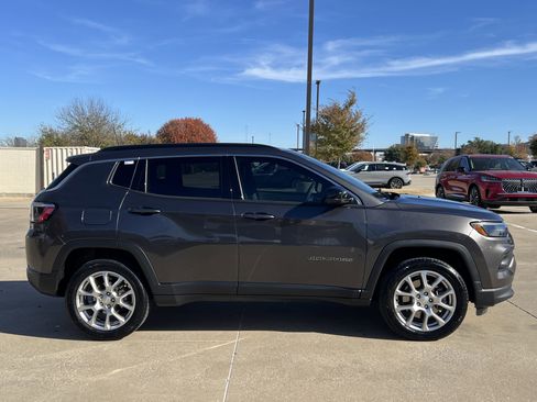 Used 2023 Jeep Compass Latitude image 10