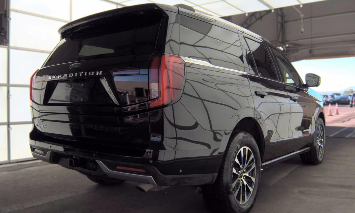 Used 2025 Ford Expedition Platinum AWD/4WD image 9