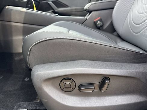 Used 2025 Volkswagen Tiguan SE FWD image 12